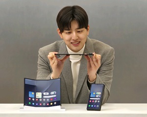 이젠 두번 접는다 '갤럭시 Z 트라이폴드'